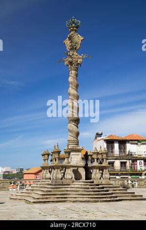 Gogna manuelina sulla terrazza della cattedrale, Porto, Portogallo. Foto Stock