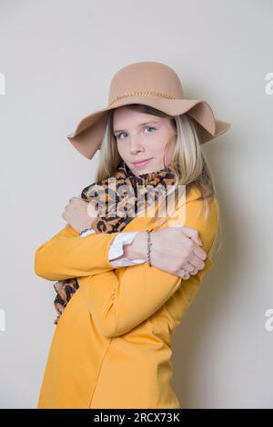 Ritratto donna con sacco giallo e cappello Foto Stock