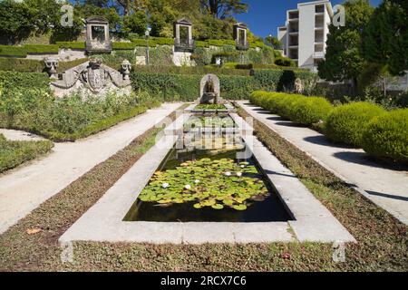 Giardino delle rose nei Giardini del Palazzo di cristallo di Porto, Portogallo. Foto Stock
