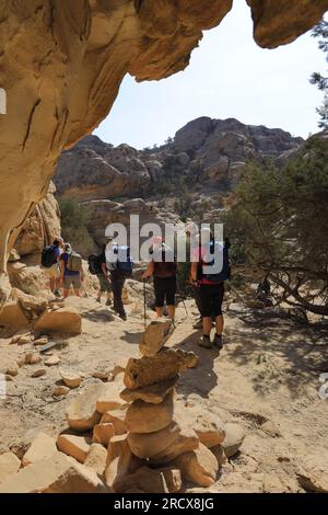 Camminatori nel Wadi al-Aghlat prima della piccola Petra, Giordania, Medio Oriente Foto Stock
