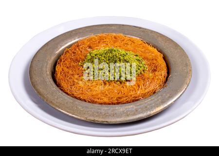 Kunefe. Cucina turca tradizionale. Kunefe con pistacchio isolato su sfondo bianco. primo piano Foto Stock