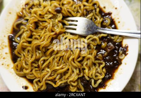 Tagliatelle istante nella piastra bianca. Close-up. Foto Stock