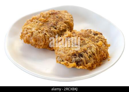 Polpette di stile turco isolate su sfondo bianco. Prelibatezze della cucina turca. Polpette fritte nel pangrattato. Nome locale Kadin Budu Kofte o donne Foto Stock