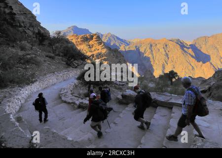 Camminate nel paesaggio della valle di Beidha prima di Little Petra, area di al-Sharat della Giordania, Medio Oriente Foto Stock