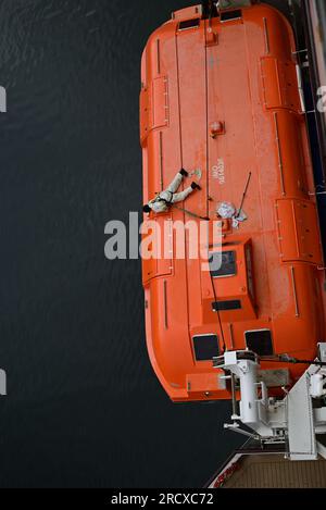 Manutenzione ordinaria effettuata su una delle imbarcazioni di salvataggio (tender) della nave da crociera P&o Britannia mentre si trova in porto. Foto Stock