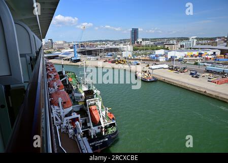 Prodotti petroliferi autocisterna che fornisce rifornimento alla nave da crociera Britannia P&o nei moli di Southampton. Foto Stock