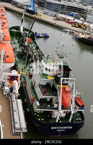 Prodotti petroliferi autocisterna che fornisce rifornimento alla nave da crociera Britannia P&o nei moli di Southampton. Foto Stock