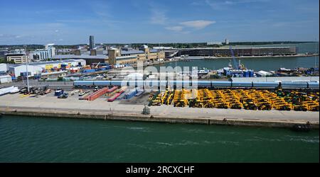 Un treno portaerei e JCB gialli sul molo di Southampton. Foto Stock