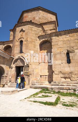 Mtskheta, Georgia - 28 aprile 2019: I turisti all'ingresso del monastero di Jvari in una giornata di sole, è un monastero ortodosso georgiano del vi secolo Foto Stock