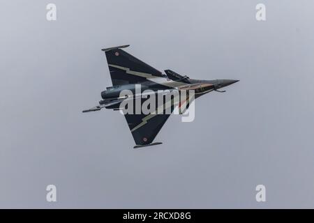 Il francese Rafale si libra in volo nella RAF FAIRFORD, INGHILTERRA, IN immagini DA CORSA scattate ieri domenica 16 luglio, mostrando aerei della seconda guerra mondiale e un più moderno fighte britannico Foto Stock