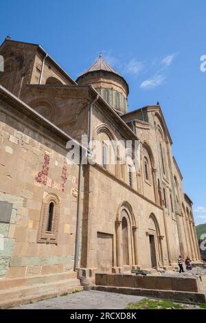 Mtskheta, Georgia - 28 aprile 2019: Visitatori all'ingresso della chiesa della Trasfigurazione in una giornata di sole Foto Stock