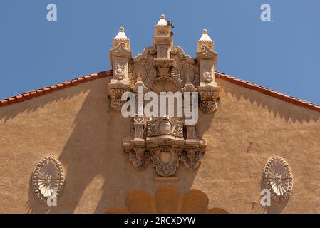 Facciata decorativa sul tetto del Lensic Performing Arts Center a Santa Fe, New Mexico, Stati Uniti. Foto Stock