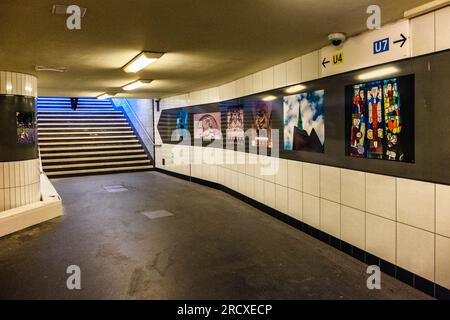 Berlin Schöneberg. La stazione ferroviaria della U-Bahn Bayerischer Platz serve le linee U4 e U7 del BVG commuter NetworkPhotographs dell'area nella sala d'ingresso Foto Stock