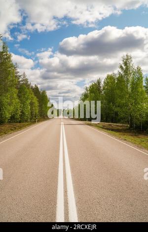 Doppia linea bianca lungo l'autostrada 912 nella regione finlandese di Lentiirantie. Giugno 2023 Foto Stock