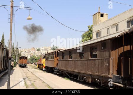 Amman, Giordania - 2022 : (stazione di Amman) un vecchio treno turco a vapore ottomano in Giordania - Hedjaz Jordan Railway Foto Stock