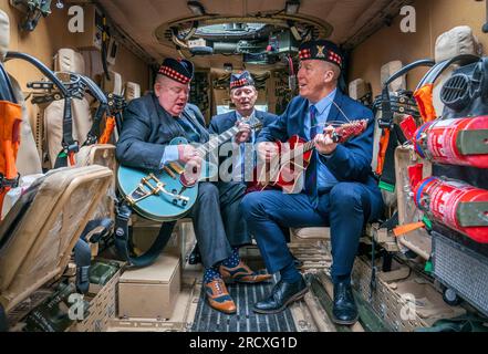 I veterani (sinistra-destra) Peter McKinlay, Alex Shannon e Danny Muir, che hanno tutti servito con 6 SCOZZESI, provano sul retro di un veicolo corazzato Mastiff a Redford Barracks, Edimburgo, davanti ai loro Army@TheFringe Production Warriors. Sono iniziate le prove per le tre produzioni di debutto di Fringe: "Everything Under the Sun", "CTRL Room: " e "Warriors", e gli artisti incontrano soldati scozzesi e vedono l'equipaggiamento che ha svolto un ruolo di supporto nelle recenti operazioni. Data immagine: Lunedì 17 luglio 2023. Foto Stock