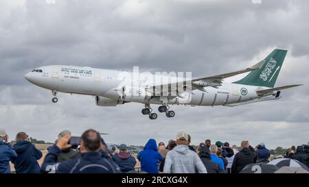 Royal Saudi Air Force - Airbus A330 Multi Role Tanker Transport (MRTT) in arrivo a RAF Fairford per il Royal International Air Tattoo 2023. Foto Stock