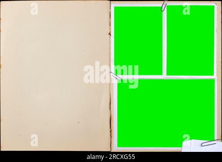 Una pagina di un libro d'epoca con tre cornici per foto vuote collegate con graffette. Foto Stock