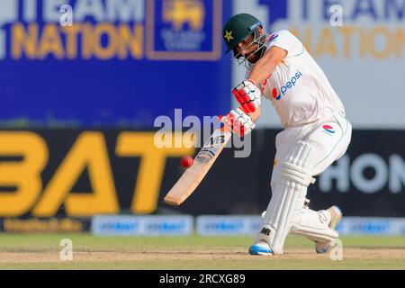 Galle, Sri Lanka. 17 luglio 2023. Il pakistano Agha Salman gioca una partita di cricket durante il secondo giorno della prima partita di test cricket tra Sri Lanka e Pakistan al Galle International Cricket Stadium di Galle il 17 luglio 2023. Viraj Kothalwala/Alamy Live News Foto Stock