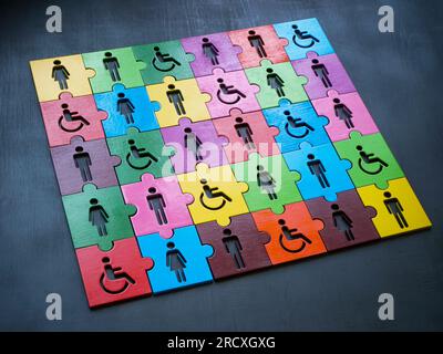 Puzzle multicolore con figure come simbolo di diversità e inclusione. Foto Stock