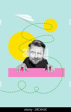 Collage di poster con striscioni di un giovane ragazzo che vola con la traiettoria degli scarabocchi di carta dipinta che viaggia isolato su sfondo blu Foto Stock