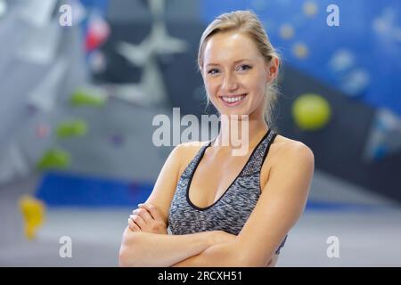 una felice alpinista che posa Foto Stock