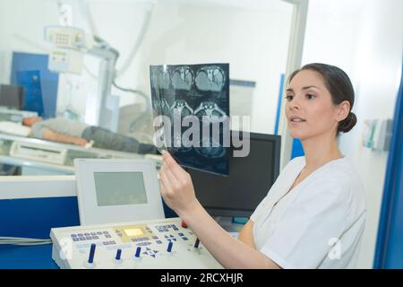 il medico controlla i risultati ai raggi x del paziente Foto Stock
