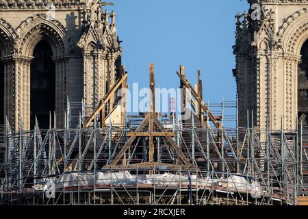 Parigi, Francia. 17 luglio 2023. Una vista dei lavori di ricostruzione della cattedrale di Notre-Dame in corso dopo il drammatico incendio del 15 aprile 2019. Parigi, Francia, il 17 luglio 2020. Foto di Eliot Blondet/ABACAPRESS.COM credito: Abaca Press/Alamy Live News Foto Stock