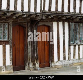 Fachwerkhäuser a Stratford-upon-Avon. Stratford-upon-Avon è una città della contea inglese del Warwickshire, nota per il suo stile Tudor ben conservato Foto Stock