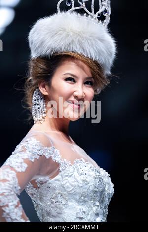 SHANGHAI, CINA - 14 APRILE 2012 - (FILE) il cantante Coco Lee partecipa all'ultima sfilata del marchio durante la Shanghai Fashion Week a Shanghai, Cina, 14 aprile 2012. Coco Lee è morto il 5 luglio 2023, e un funerale e servizio funebre si terrà il 31 luglio 2023 e il 1 agosto 2023 a Hong Kong Funeral Home, North Point. (Foto di Costfoto/NurPhoto) Foto Stock