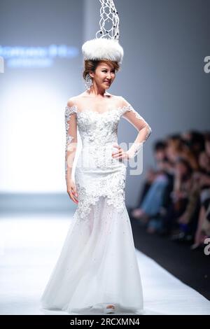 SHANGHAI, CINA - 14 APRILE 2012 - (FILE) il cantante Coco Lee partecipa all'ultima sfilata del marchio durante la Shanghai Fashion Week a Shanghai, Cina, 14 aprile 2012. Coco Lee è morto il 5 luglio 2023, e un funerale e servizio funebre si terrà il 31 luglio 2023 e il 1 agosto 2023 a Hong Kong Funeral Home, North Point. (Foto di Costfoto/NurPhoto) Foto Stock