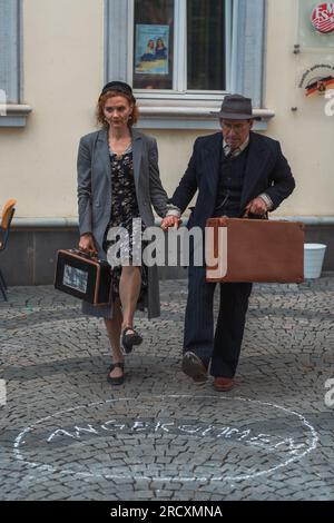 Kaiserslautern, Germania. 16 luglio 2023. Adrian Schvarzstein e Jurate Širvyte durante lo spettacolo teatrale di strada ("Angekommen" - "arrivato") nella città vecchia di Kaiserslautern. Terzo e ultimo giorno di ALLES MUSS RAUS! (Tutto deve andare!) Teatro di strada e festival musicale, con spettacoli di 200 artisti internazionali nel centro della città di Kaiserslautern. Credito: Gustav Zygmund/Alamy News Foto Stock