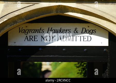 "Vagabondi, Hawkers & Dogs non sono ammessi" - cartello sopra l'ingresso principale del Jesus Hospital, Bray Foto Stock