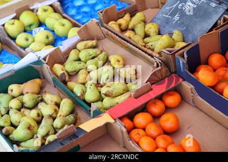 Pere al mercato agricolo locale di Orange, regione francese della Provenza. Foto Stock