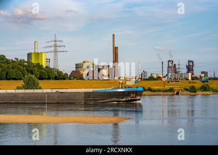 Contesto industriale delle acciaierie ThyssenKrupp Steel di Bruckhausen, sul Reno, nave da carico, Hamborn, impianto combinato di calore ed energia elettrica, altoforno Foto Stock