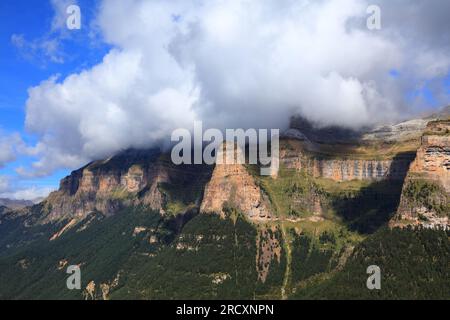 Montagne nei Pirenei spagnoli nuvolosi. Vista dal sentiero escursionistico Senda de Los Cazadores nel Parco Nazionale di Ordesa y Monte Perdido nei Pirenei. Foto Stock