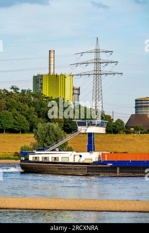 Contesto industriale delle acciaierie ThyssenKrupp Steel di Bruckhausen, sul Reno, nave da carico, Hamborn, impianto combinato di calore ed energia elettrica, altoforno Foto Stock