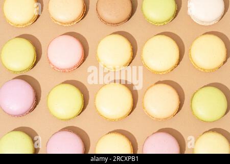 Un assortimento di macaron è ordinato in file su una superficie piana Foto Stock