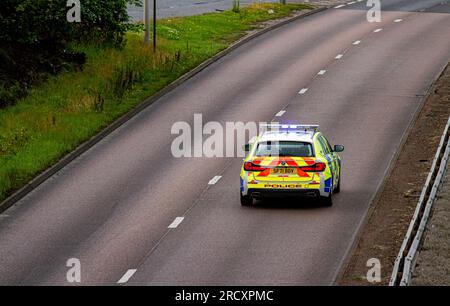 Dundee, Tayside, Scozia, Regno Unito. 17 luglio 2023. Dundee sta vivendo una combinazione di cieli luminosi e nuvolosi, con frequenti piogge e alti di 20°C. Gli agenti di polizia scozzesi che rispondono alle chiamate di emergenza 999 viaggiano lungo la Kingsway West Dual Carriageway di Dundee. Dundee ha il più alto tasso di criminalità della Scozia, superando Glasgow. Crediti: Dundee Photographics/Alamy Live News Foto Stock