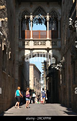 BARCELLONA, SPAGNA - 9 SETTEMBRE 2009: La gente visita il Ponte del Vescovo (Pont del Bisbe), uno dei luoghi più riconosciuti di Barcellona, la seconda città più grande Foto Stock