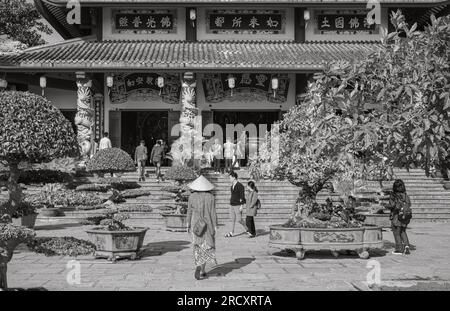 Turisti vietnamiti e stranieri visitano la pagoda buddista Ling Ung Bai Buc a Son tra, Danang, Vietnam. Foto Stock