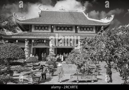 Turisti vietnamiti e stranieri visitano la pagoda buddista Ling Ung Bai Buc a Son tra, Danang, Vietnam. Foto Stock