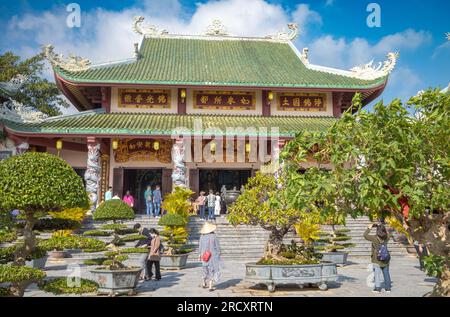 Turisti vietnamiti e stranieri visitano la pagoda buddista Ling Ung Bai Buc a Son tra, Danang, Vietnam. Foto Stock