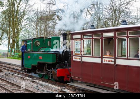 Treno a vapore alla stazione di Woody Bay sulla Lynton and Barnstaple Railway, Devon, Regno Unito: La locomotiva è "Axe", una classe Joffre costruita Stoke-on-Trent nel 1915 Foto Stock