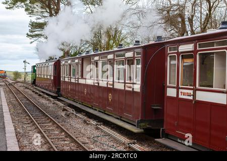 Treno a vapore alla stazione di Woody Bay sulla Lynton and Barnstaple Railway, Devon, Regno Unito: Le carrozze sono quelle originali costruite per la ferrovia nel 1898 Foto Stock