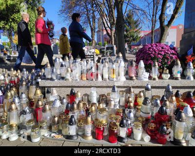 BYTOM, POLONIA - 1° NOVEMBRE 2021: La gente visita le tombe in un cimitero nel giorno di Ognissanti (Wszystkich Swietych) in Polonia. Foto Stock