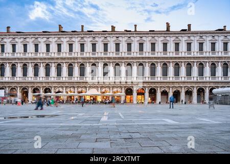 Venezia, Italia - maggio 29 2023: Procuratie nuove costruita sul lato meridionale di Piazza San Marco, a Venezia. Foto Stock