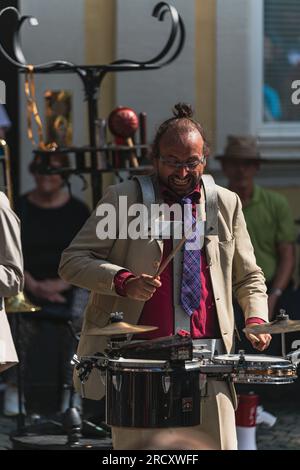 Kaiserslautern, Germania. 16 luglio 2023. Spettacolo dal vivo dell'orchestra di strada francese SopaLoca di fronte al pubblico entusiasta, in una giornata di sole a St.-Martins-Platz (Piazza). Terzo e ultimo giorno di ALLES MUSS RAUS! (Tutto deve andare!) Teatro di strada e festival musicale, con spettacoli di 200 artisti internazionali nel centro della città di Kaiserslautern. Credito: Gustav Zygmund/Alamy News Foto Stock