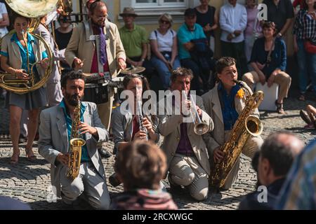 Kaiserslautern, Germania. 16 luglio 2023. Spettacolo dal vivo dell'orchestra di strada francese SopaLoca di fronte al pubblico entusiasta, in una giornata di sole a St.-Martins-Platz (Piazza). Terzo e ultimo giorno di ALLES MUSS RAUS! (Tutto deve andare!) Teatro di strada e festival musicale, con spettacoli di 200 artisti internazionali nel centro della città di Kaiserslautern. Credito: Gustav Zygmund/Alamy News Foto Stock