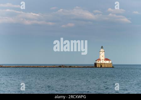 Un faro bianco e la sua casa all'orizzonte, sul lago Michigan, vicino a Chicago, Illinois Foto Stock